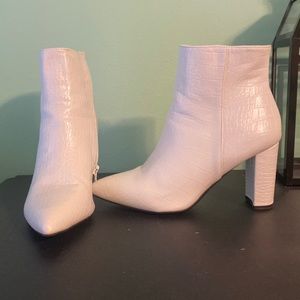 White bootie - alligator print - womens 7.5